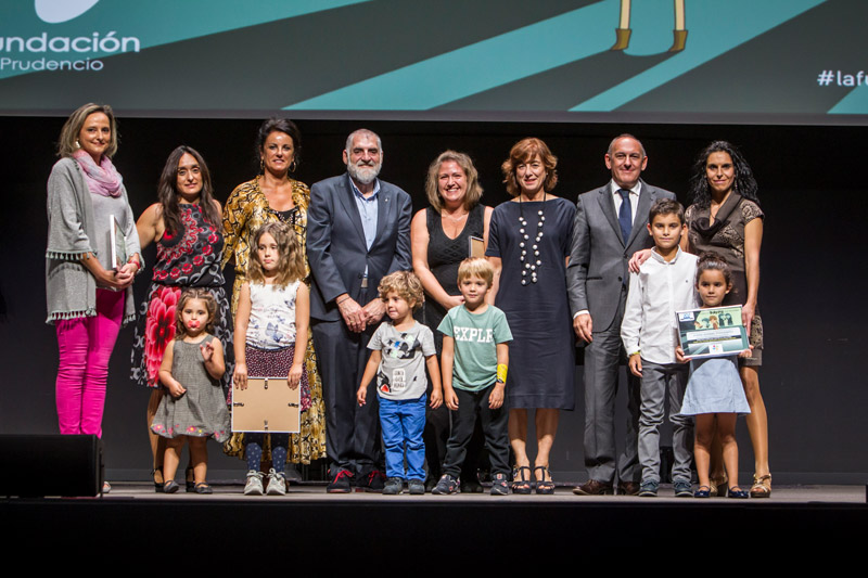 los premiados en Premios Familia 2017 de La Fundación San Prudencio en la gala de entrega en Vitoria