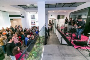 grupo Handicap de Vitoria-Gasteiz tocando ante público en inauguración Espacio Arte en La Fundación