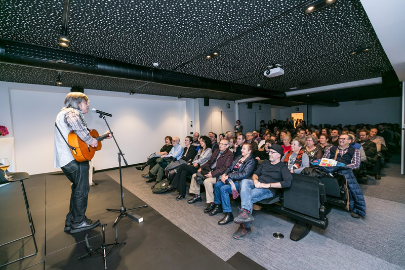Kike Loyola en inauguración de Espacio Arte en La Fundación San Prudencio