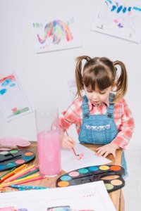niña dibujando para participar en el concurso de postales navideñas de La Fundación san Prudencio