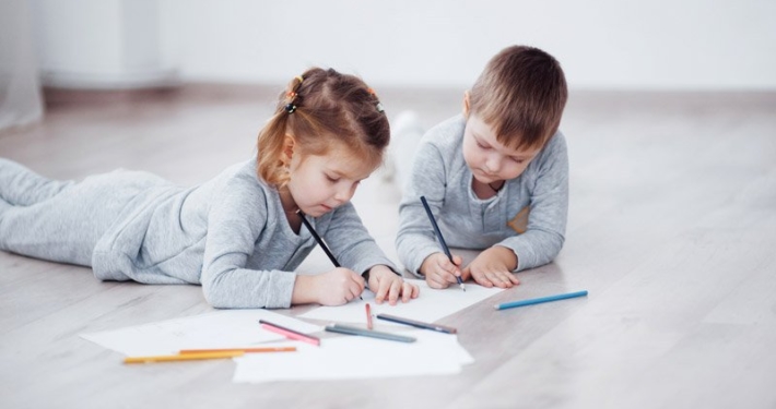 niños dibujando para concurso postales navideñas La Fundación San Prudencio