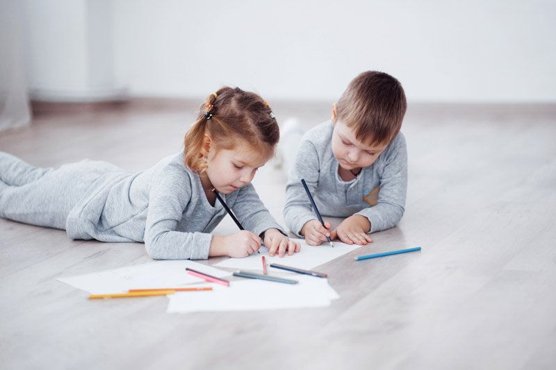 niños dibujando para concurso postales navideñas La Fundación San Prudencio