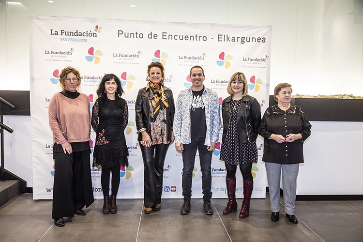 artistas Espacio Arte con la presidenta de La Fundación