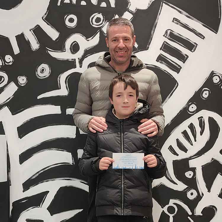 Ganador-Izei-con-padre-X-Concurso-Postales-Navidad